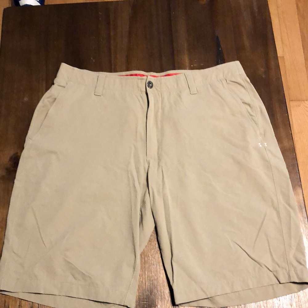 Under Armour flat front khaki golf shorts size 38 GUC